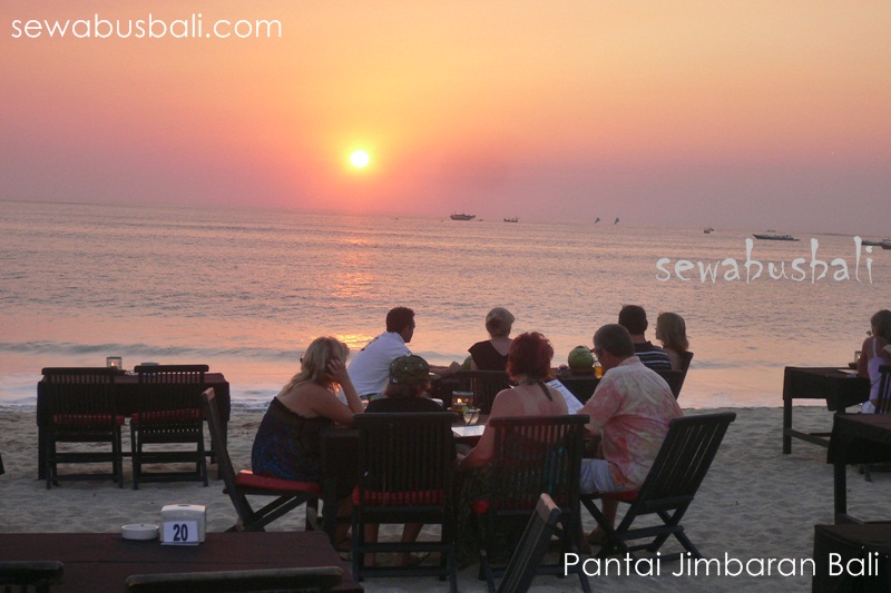 makan malam sambil lihat sunset di pantai jimbaran bali